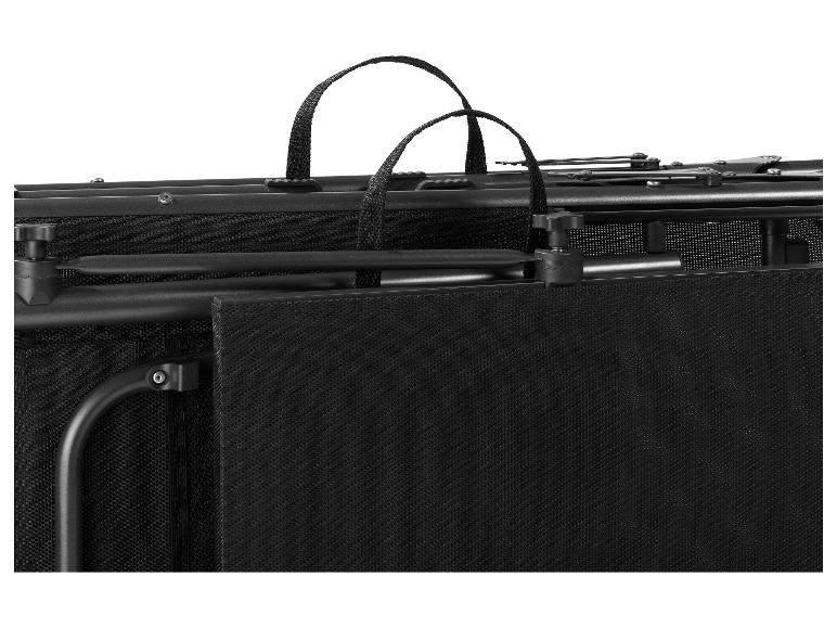 Twee zwarte opgevouwen opbergtassen met handvatten en metalen details