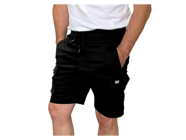 Zwarte herenshort met trekkoord en cargozakken, gedragen met een wit T-shirt.