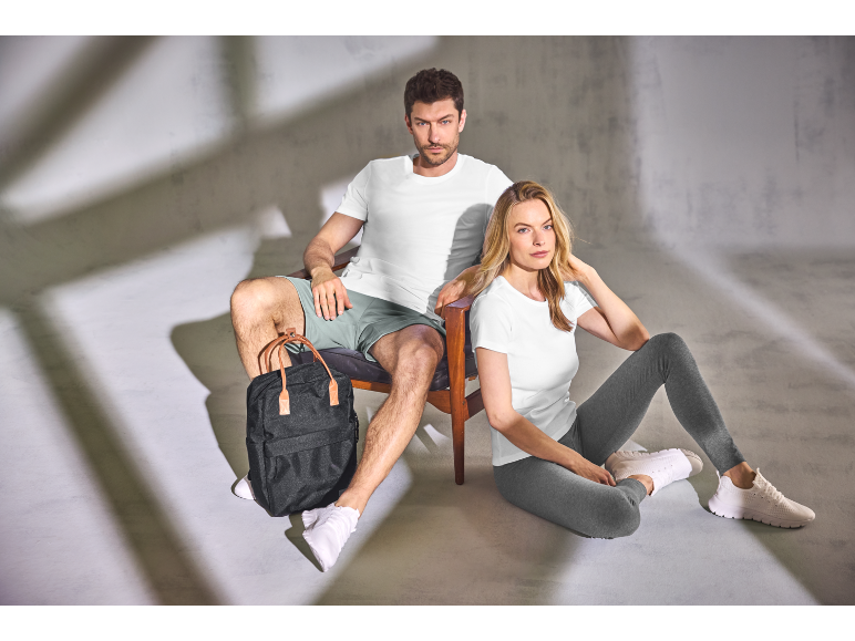 Man en vrouw in sportkleding met een zwarte rugzak.
