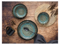 Blauwgroen keramiek servies, schaal en zwarte mok.