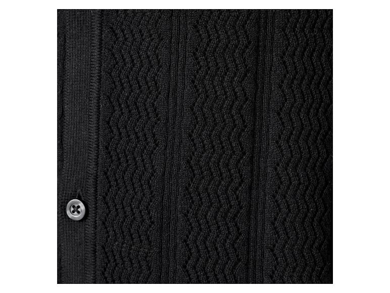 Zwarte gebreide trui met knopen en kabelmotief.