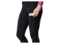 Vrouw in zwarte leggings met telefoonvak.