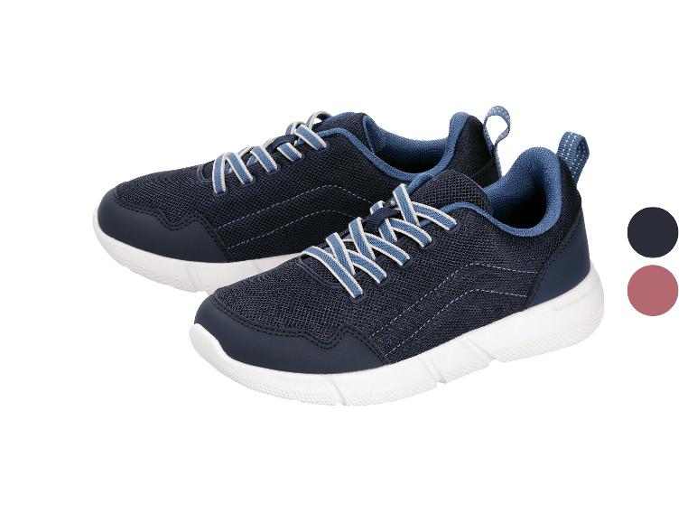 Blauwe sportschoenen met witte en blauwe veters, met donkerblauwe en roze kleurstalen.