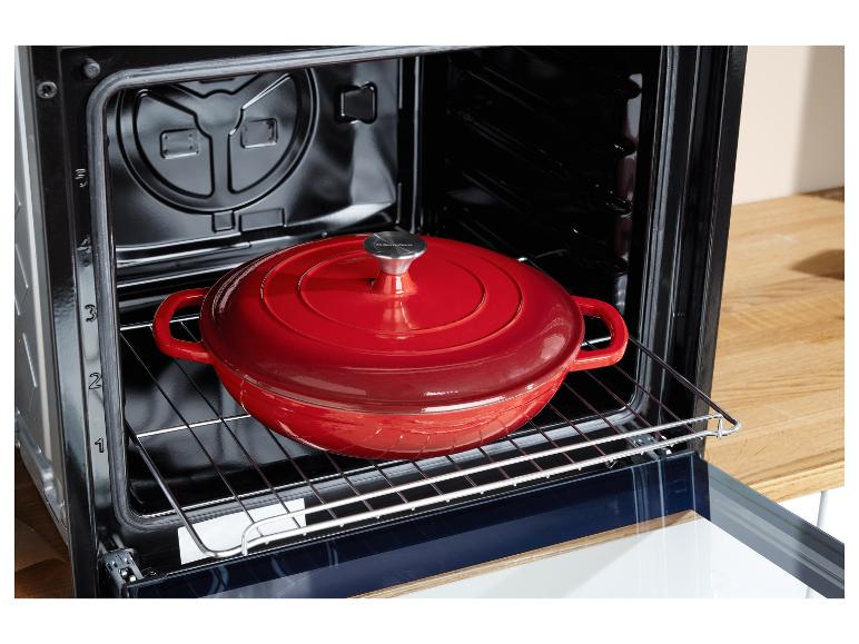 Een rode Silvercrest braadpan in een oven.