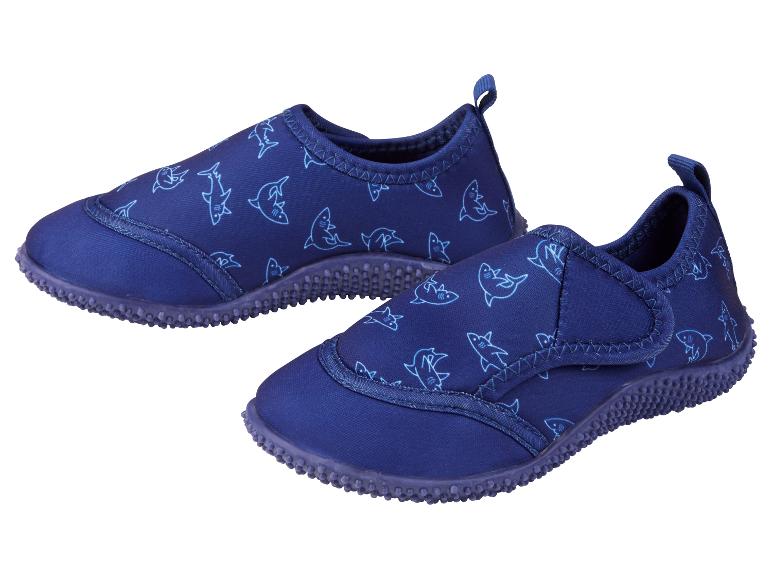 Blauwe kinderwaterschoenen met haaienpatroon