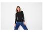 Vrouw in zwarte longsleeve en blauwe jeans