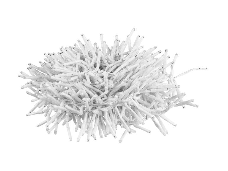 Een wirwar van witte LED-kerstverlichting op een witte achtergrond.