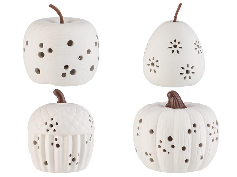 Witte keramische kaarsenhouders in de vorm van fruit: appel, peer, eikel en pompoen.