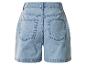 Lichtblauwe denim shorts met achterzakken, achteraanzicht.