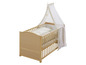 Een houten babybed met een wit baldakijn.