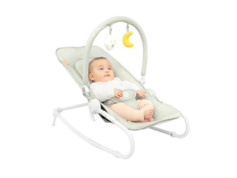 Baby in een Chicco wipstoel met speelboogtje.