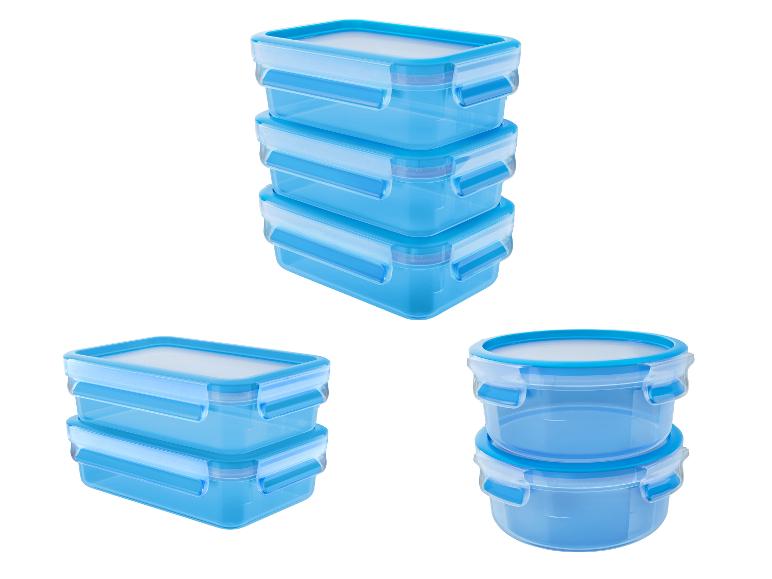 Stapels blauwe transparante voedselbewaarbakjes met deksels, in rechthoekige en ronde vormen.