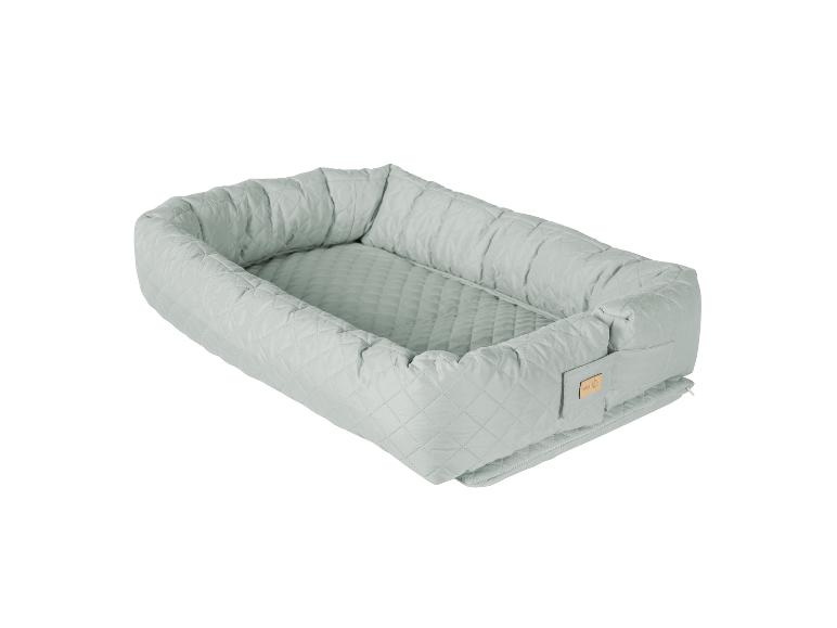 Gewatteerd mintgroen babynestje met roba-label.