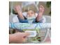 Baby in wipstoel, hand drukt op trilknop.