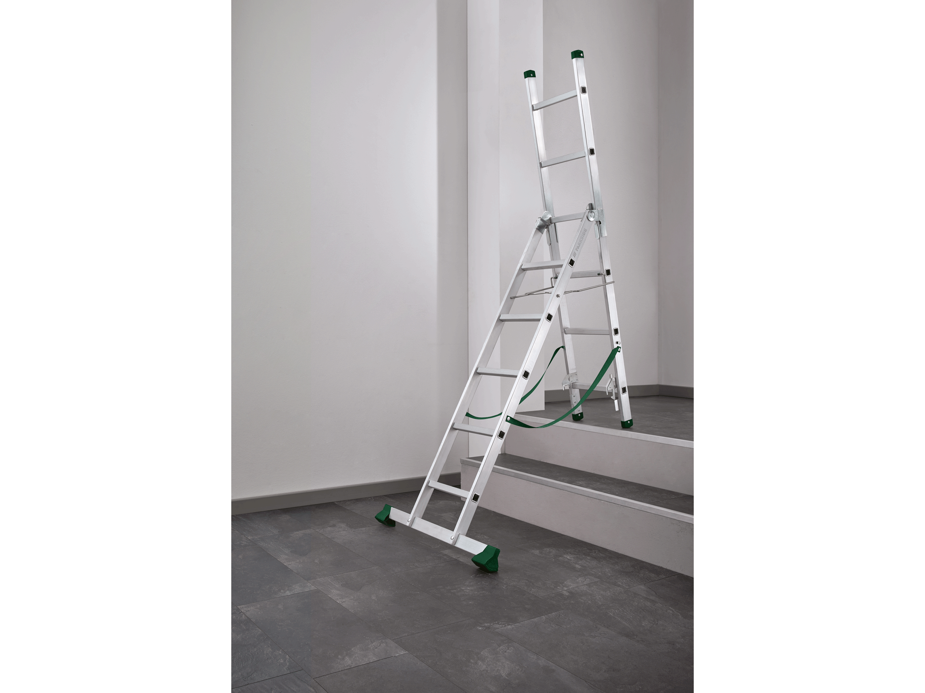 Vouwbare aluminium ladder bij een trap.