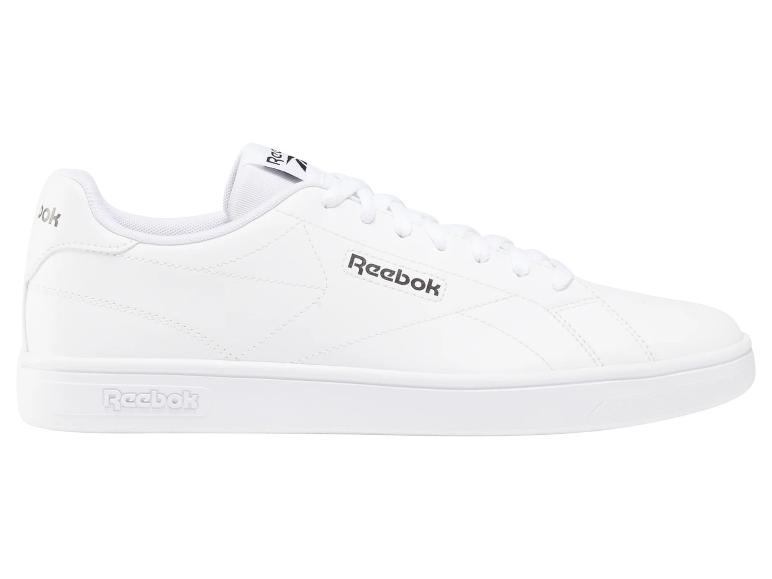 Witte lage sneakers met veters en logo's aan de zijkant en achterkant.