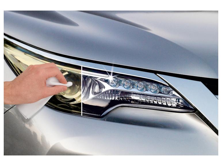 Hand polijst doffe autokoplamp, waarvan de rechterkant al glanzend is.