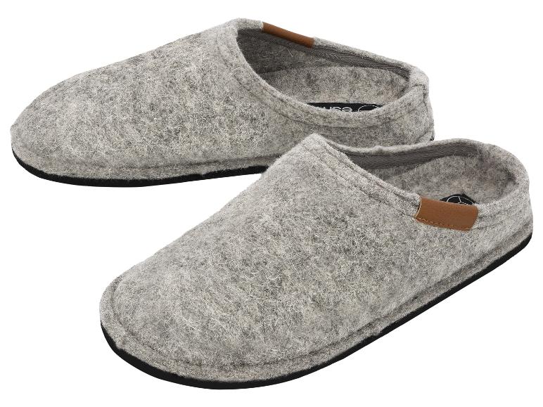 Paar lichtgrijze vilten pantoffels met bruine accenten, getoond op een witte achtergrond.