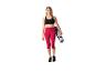 Vrouw in zwarte sportbeha en rode capri legging met yogamat.