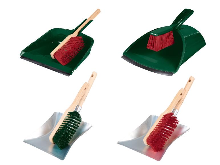 Vier bezem- en schepsets: twee groene en twee metalen.