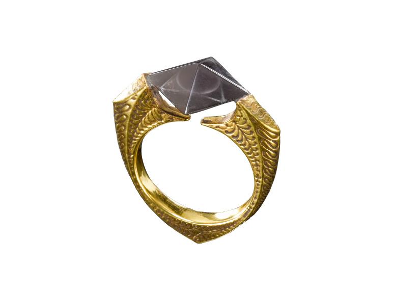 The Noble Collection Horcrux ring met een gouden band en een zwarte piramidevormige steen