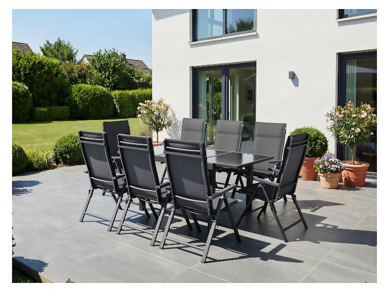 Tuinmeubelset met grijze tafel en acht stoelen op het terras.