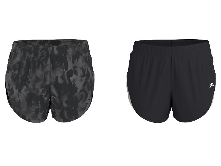Twee dames sportshorts, één met grijs camouflagepatroon en één zwart met wit logo.