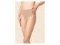 Vrouw in beige hoge taille slip, met handen op haar heupen.