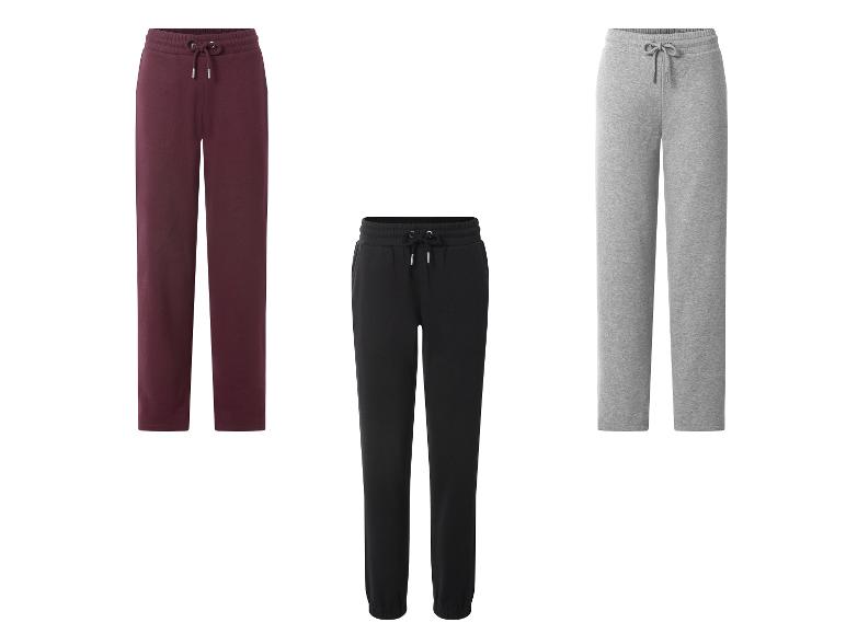 Drie joggingbroeken: bordeauxrood, zwart en grijs.