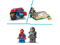 Speelgoedmotor, pizzaoven en twee minifiguren, één in superheldenpak en één in harnas.