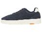 Donkerblauwe suède lage sneakers met witte zool en oranje details.