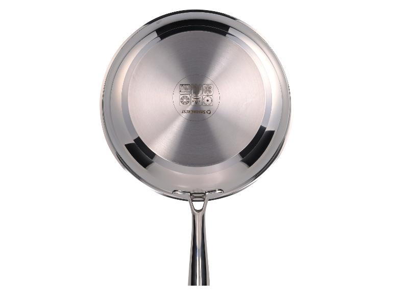 Onderkant van een Silvercrest roestvrijstalen koekenpan met symbolen voor kookplaatcompatibiliteit.