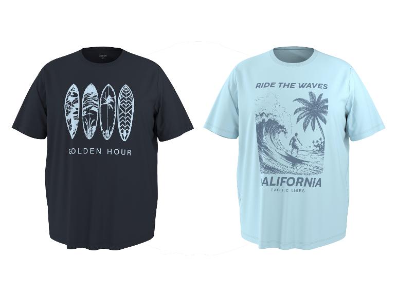 Twee T-shirts met korte mouwen: een donkere met surfplanken en 'GOLDEN HOUR', en een lichtblauwe met een surfer, palmboom en 'RIDE THE WAVES CALIFORNIA'.
