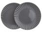 Twee grijze borden met een gegolfde rand.