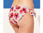 Een wit bikini-onderdeel met rode bloemenprint.