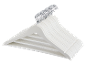 Witte houten kleerhangers met chromen haken, opgestapeld.