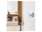 Witte koolmonoxidemelder met digitaal display gemonteerd op een witte muur.