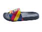 Donkerblauwe slippers met een kleurrijke band in rode, gele en blauwe vierkanten
