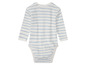 Witte baby romper met blauwe strepen.