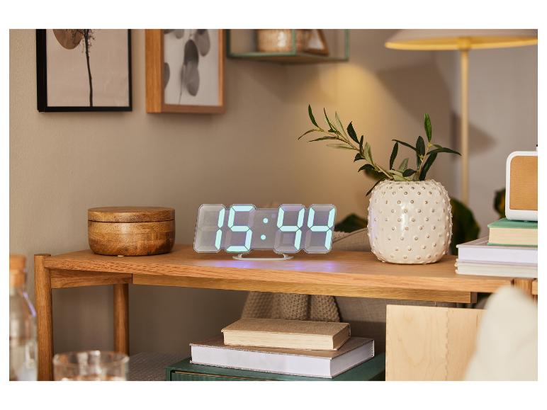 LIVARNO home LED-wand- en tafelklok op een houten plank in een gezellige kamer