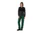 Vrouw in zwarte fleece en groene werkbroek.
