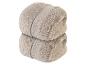Twee zachte, beige handdoeken, opgevouwen.