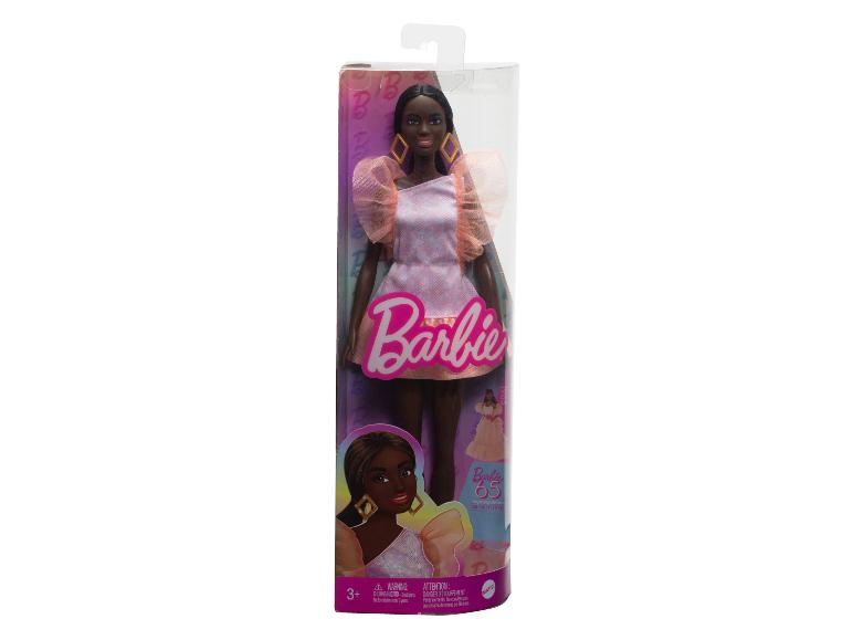 Barbie pop met een roze jurk en tule mouw.
