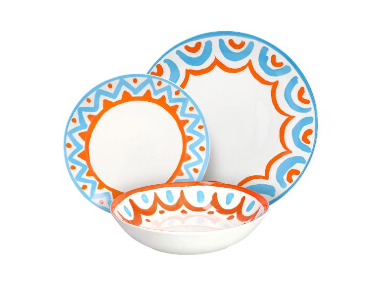 Servies set met twee borden en een kom, met blauwe en oranje patronen.