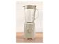 Beige Silvercrest blender met glazen kan op houten aanrecht.
