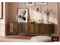 Houten tv-meubel met abstracte decoraties, kaarsen en planten.
