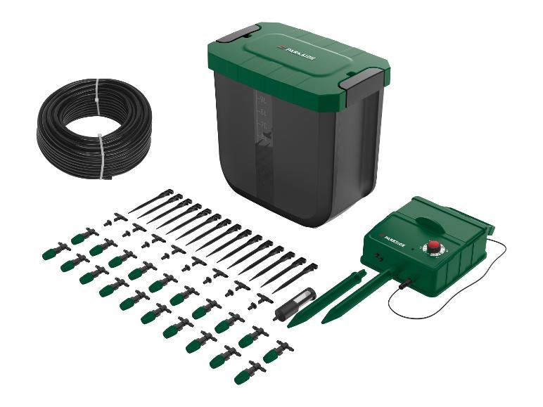 Irrigatiesysteem met watertank, slang, druppelaars en besturingseenheid.