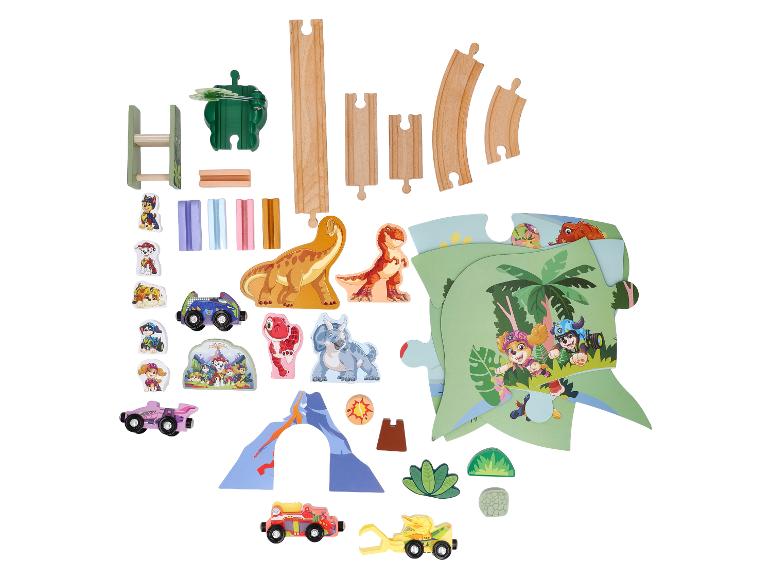 Houten treinbaan- en puzzelset met dinosaurussen, voertuigen en stripfiguren.