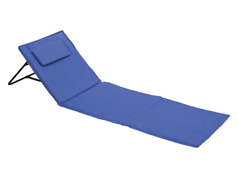 Blauwe strandstoel met geïntegreerd kussen.