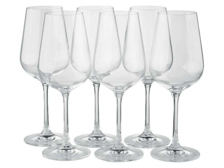 Zes transparante wijnglazen.